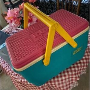 Vintage cooler with picnic style handles